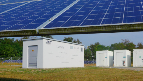 Photovoltaikanlage vor Energiespeicher