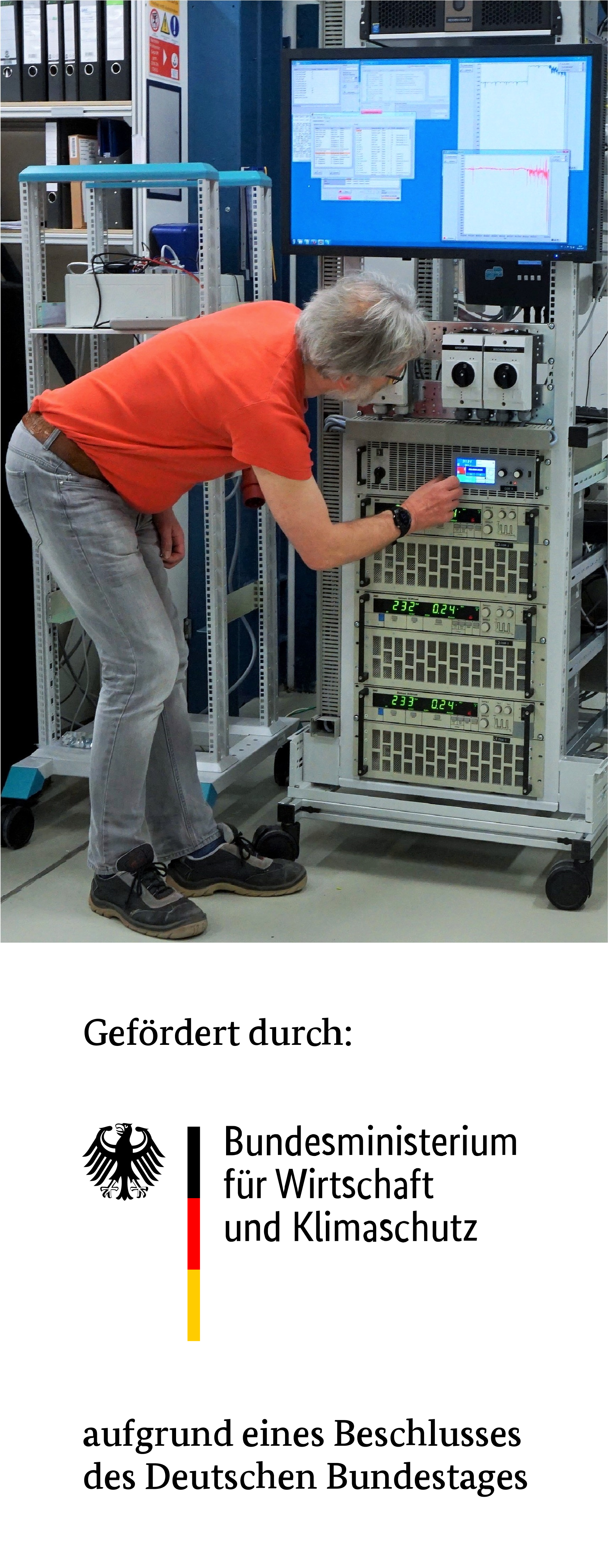 Mann bedient Computer